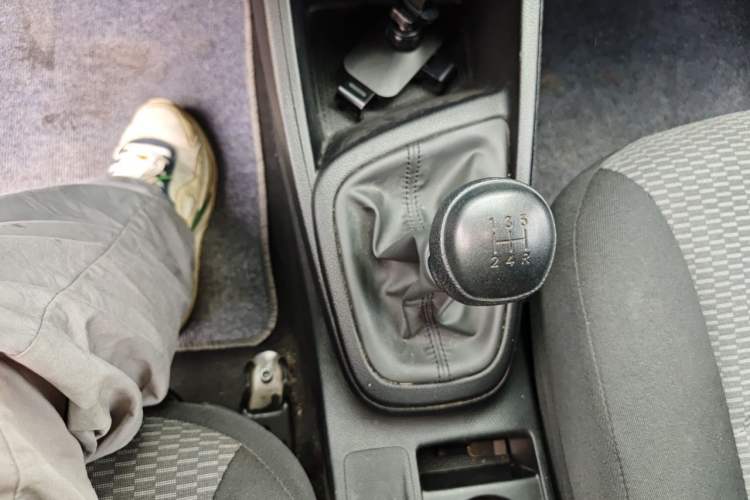 Used Hyundai Verna (older generation) 2020 1.4L Manual GL Refreshed Edition Gear Lever