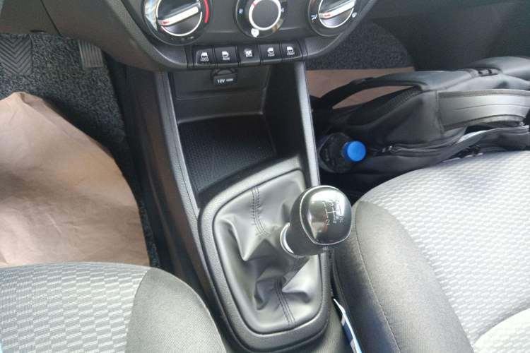 Used Hyundai Verna (older generation) 2020 1.4L Manual GL Refreshed Edition Gear Lever