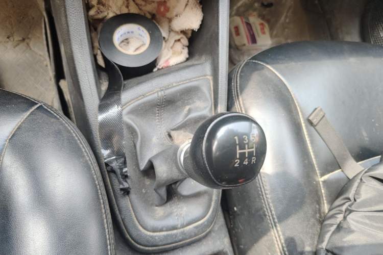 Used Hyundai Verna (older generation) 2020 1.4L Manual GL Refreshed Edition Gear Lever