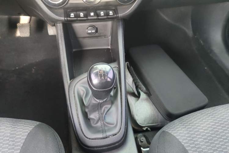 Used Hyundai Verna (older generation) 2020 1.4L Manual GL Refreshed Edition Gear Lever