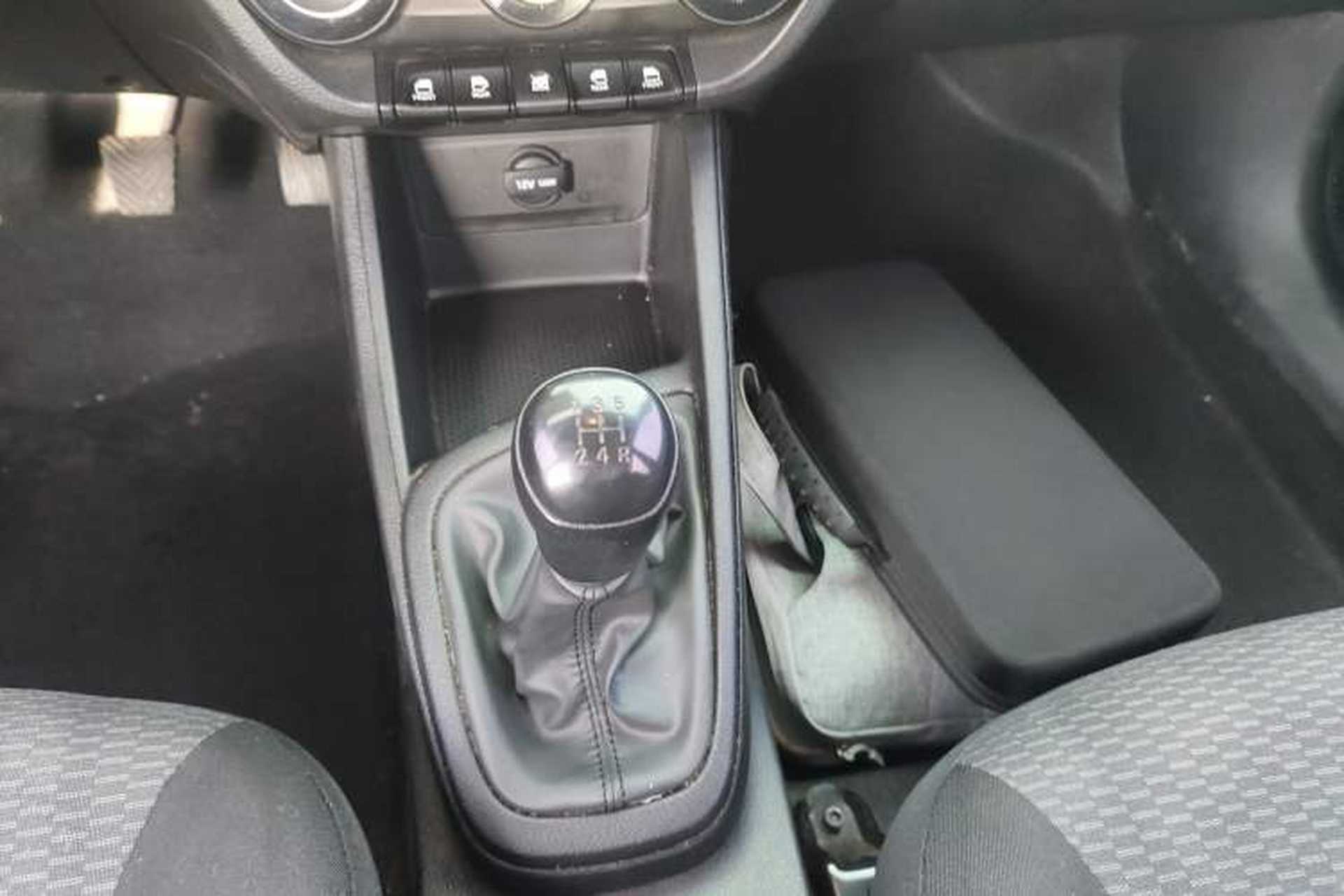 Used Hyundai Verna (older generation) 2020 1.4L Manual GL Refreshed Edition Gear Lever
