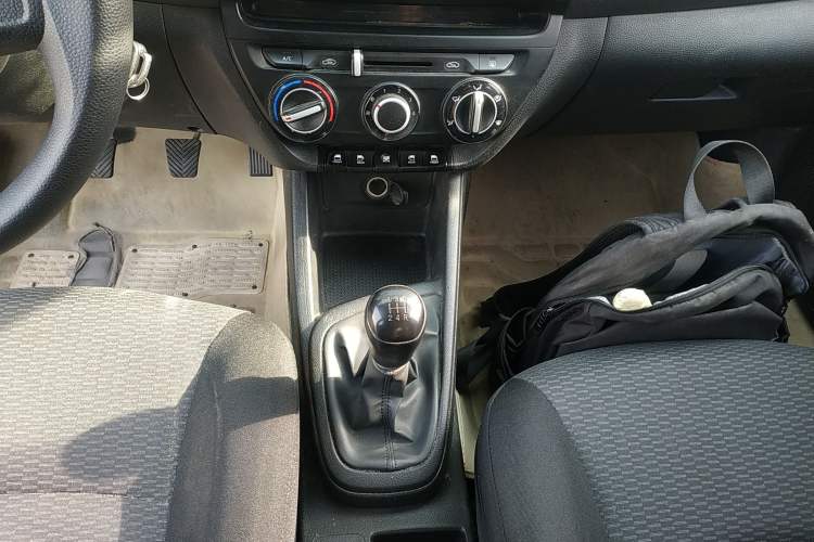 Used Hyundai Verna (older generation) 2020 1.4L Manual GL Refreshed Edition Gear Lever