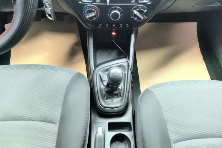 Used Hyundai Verna (older generation) 2020 1.4L Manual GL Refreshed Edition Gear Lever