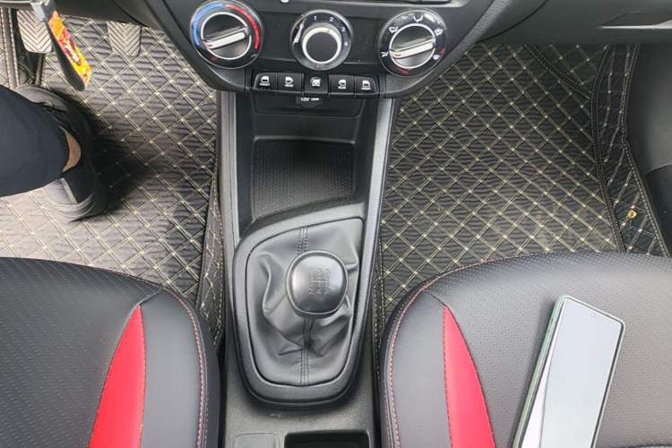 Used Hyundai Verna (older generation) 2020 1.4L Manual GL Refreshed Edition Gear Lever