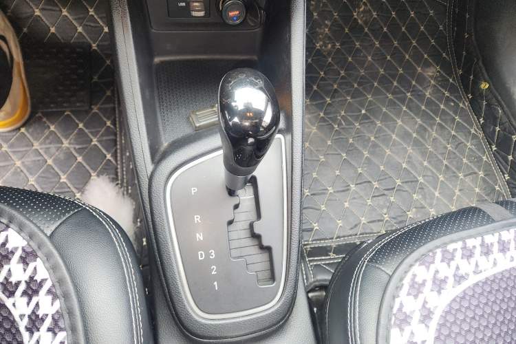 Used Hyundai Verna (older generation) 2020 1.4L Automatic GLS Enjoyment Edition Gear Lever