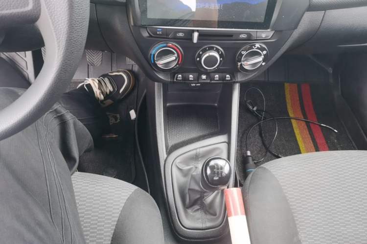 Used Hyundai Verna (older generation) 2020 1.4L Manual GL Refreshed Edition Gear Lever