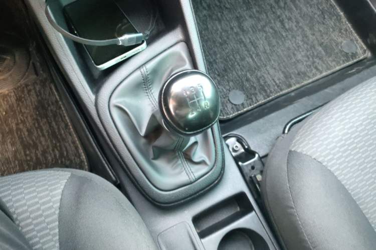 Used Hyundai Verna (older generation) 2020 1.4L Manual GL Refreshed Edition Gear Lever