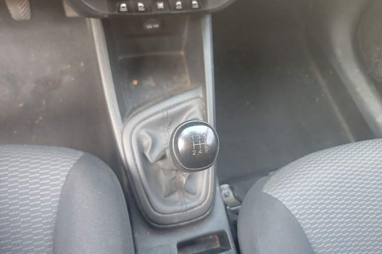 Used Hyundai Verna (older generation) 2020 1.4L Manual GL Refreshed Edition Gear Lever