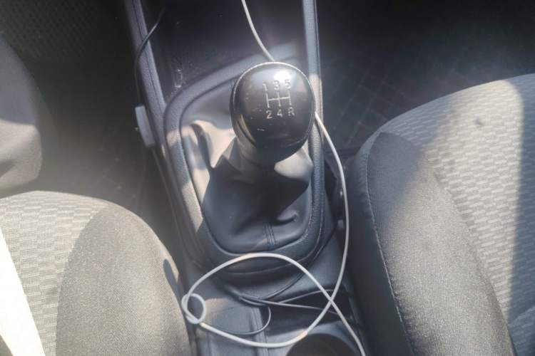 Used Hyundai Verna (older generation) 2020 1.4L Manual GL Refreshed Edition Gear Lever