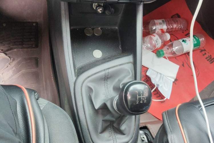 Used Hyundai Verna (older generation) 2020 1.4L Manual GL Refreshed Edition Gear Lever