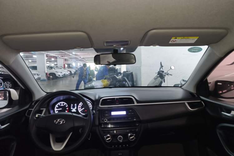 Used Hyundai Verna (older generation) 2020 1.4L Manual GL Refreshed Edition Headliner