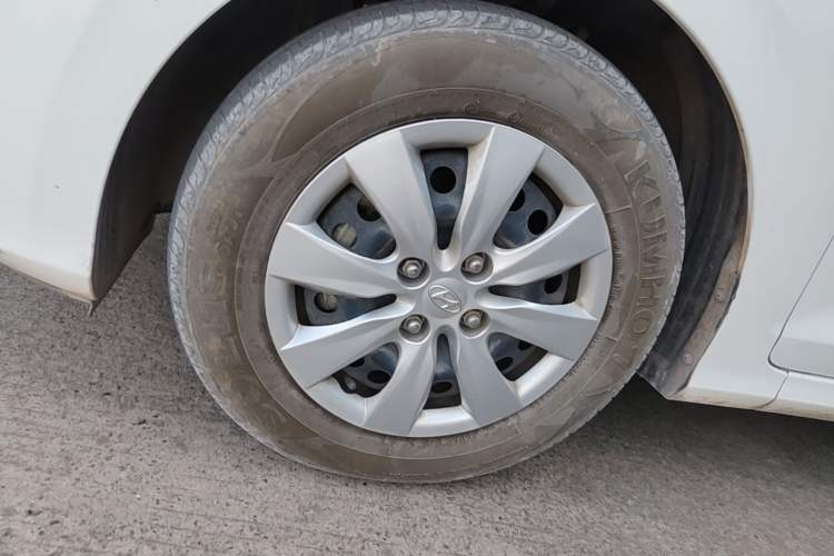 Used Hyundai Verna (older generation) 2020 1.4L Manual GL Refreshed Edition Left Front Wheel Hub
