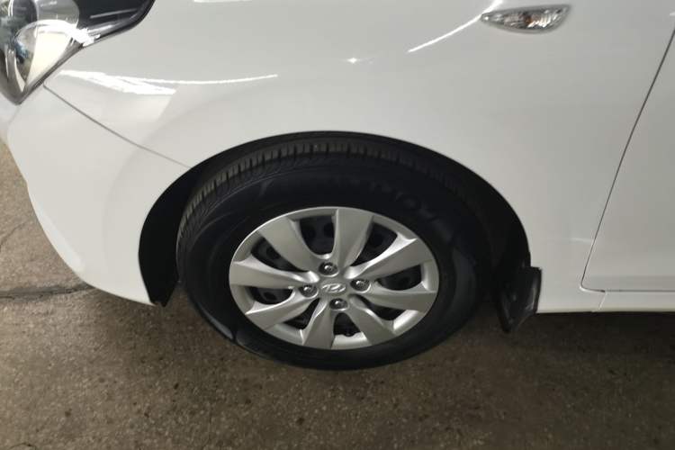 Used Hyundai Verna (older generation) 2020 1.4L Manual GL Refreshed Edition Left Front Wheel Hub