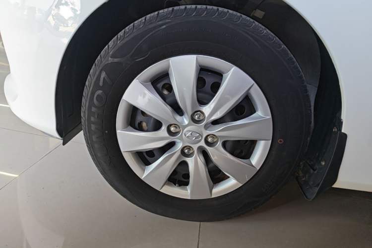 Used Hyundai Verna (older generation) 2020 1.4L Manual GL Refreshed Edition Left Front Wheel Hub