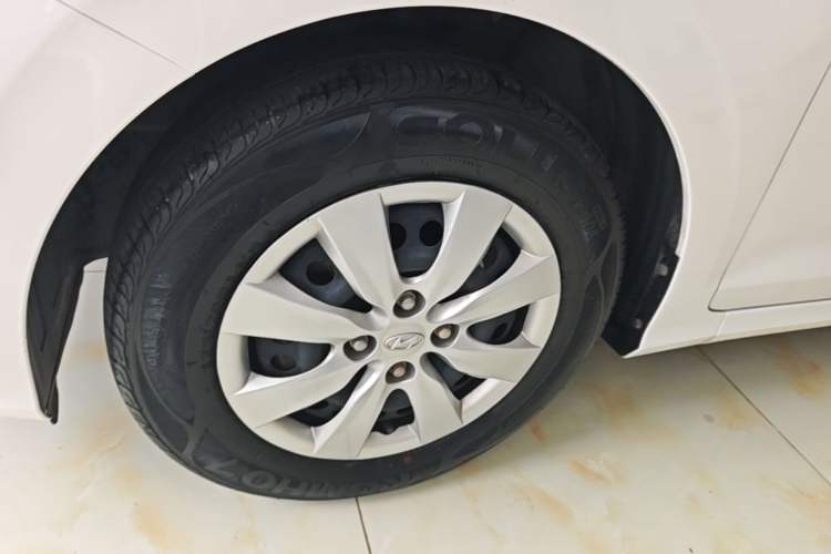 Used Hyundai Verna (older generation) 2020 1.4L Manual GL Refreshed Edition Left Front Wheel Hub
