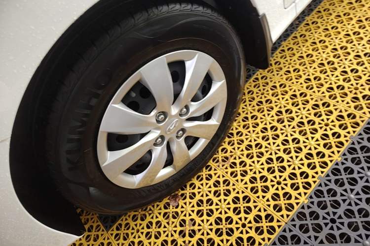 Used Hyundai Verna (older generation) 2020 1.4L Manual GL Refreshed Edition Left Front Wheel Hub