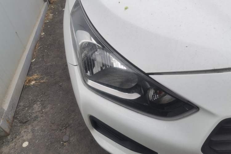 Used Hyundai Verna (older generation) 2020 1.4L Manual GLS Vibrant Edition Right Front Headlight