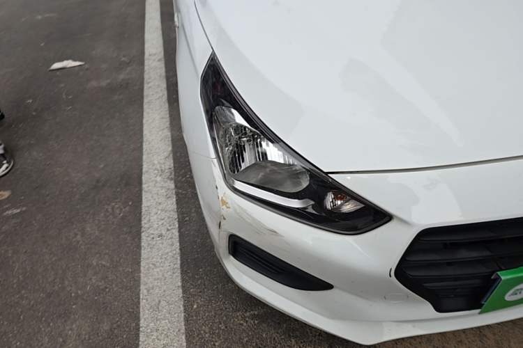 Used Hyundai Verna (older generation) 2020 1.4L Manual GL Refreshed Edition Right Front Headlight
