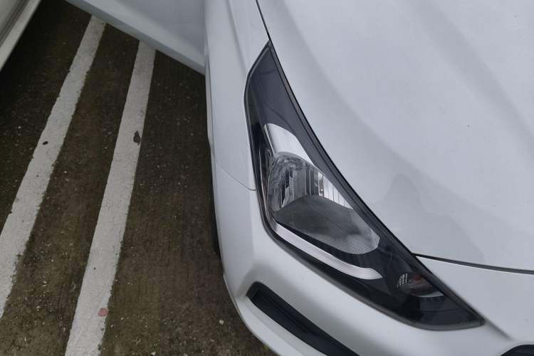 Used Hyundai Verna (older generation) 2020 1.4L Manual GL Refreshed Edition Right Front Headlight
