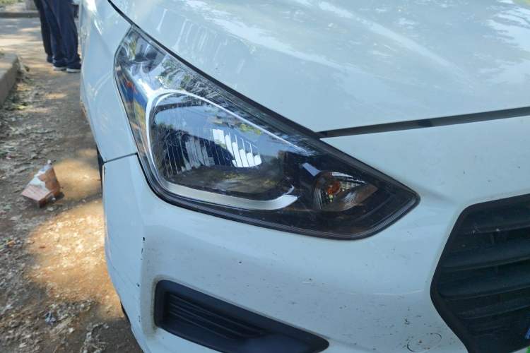 Used Hyundai Verna (older generation) 2020 1.4L Manual GLS Vibrant Edition Right Front Headlight