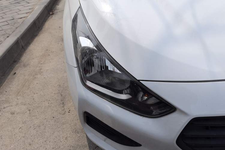Used Hyundai Verna (older generation) 2020 1.4L Manual GL Refreshed Edition Right Front Headlight