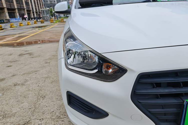 Used Hyundai Verna (older generation) 2020 1.4L Manual GL Refreshed Edition Right Front Headlight