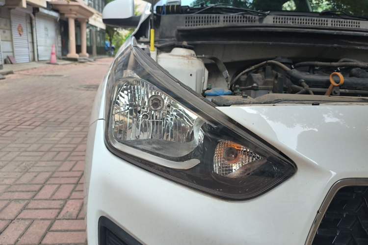 Used Hyundai Verna (older generation) 2020 1.4L Automatic GLS Enjoyment Edition Right Front Headlight