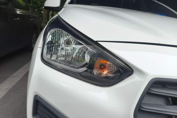 Used Hyundai Verna (older generation) 2020 1.4L Manual GL Refreshed Edition Right Front Headlight