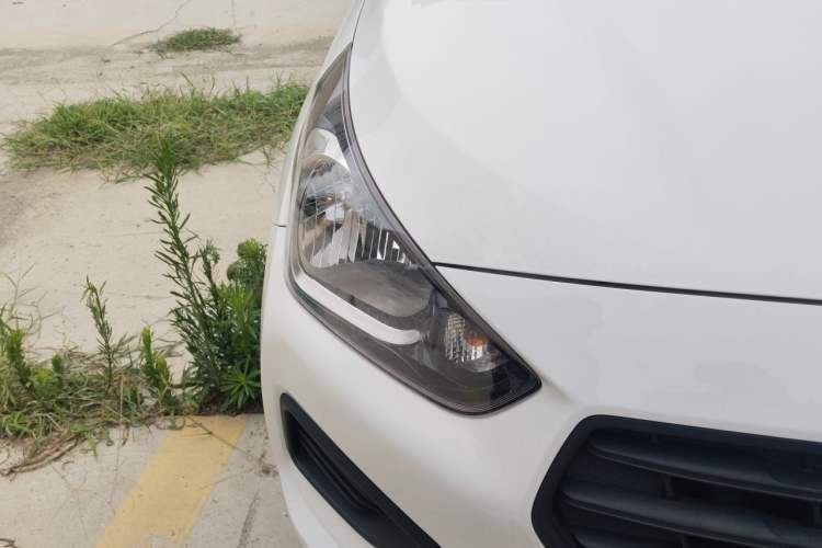 Used Hyundai Verna (older generation) 2020 1.4L Manual GL Refreshed Edition Right Front Headlight