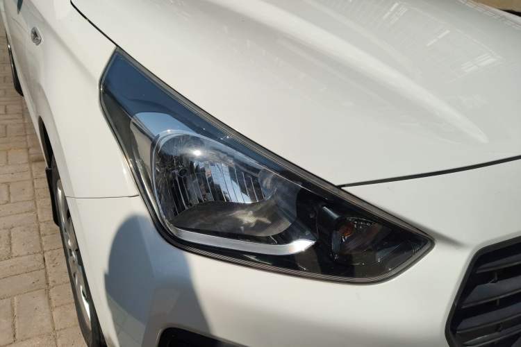 Used Hyundai Verna (older generation) 2020 1.4L Manual GL Refreshed Edition Right Front Headlight