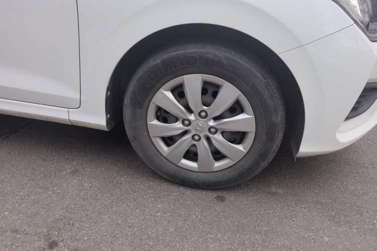 Used Hyundai Verna (older generation) 2020 1.4L Manual GL Refreshed Edition Right Front Wheel Hub