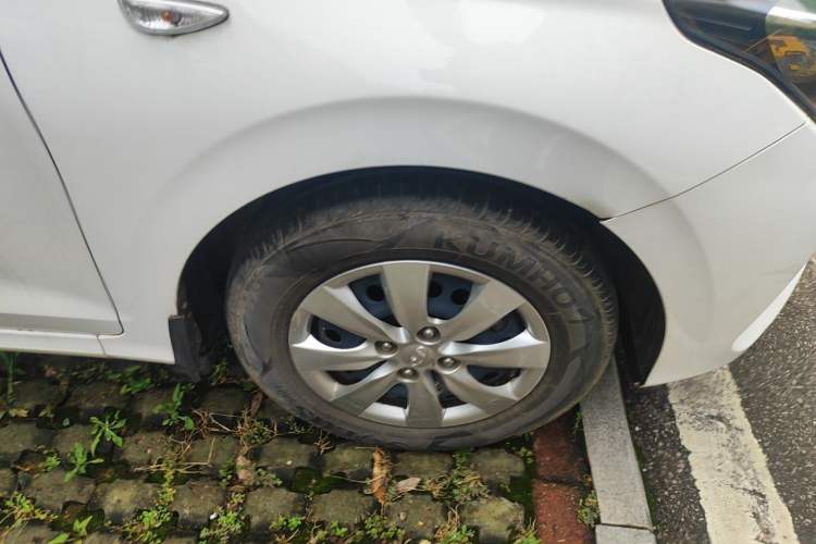 Used Hyundai Verna (older generation) 2020 1.4L Manual GL Refreshed Edition Right Front Wheel Hub