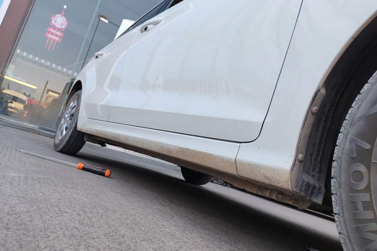 Used Hyundai Verna (older generation) 2020 1.4L Manual GL Refreshed Edition Right Side Sill