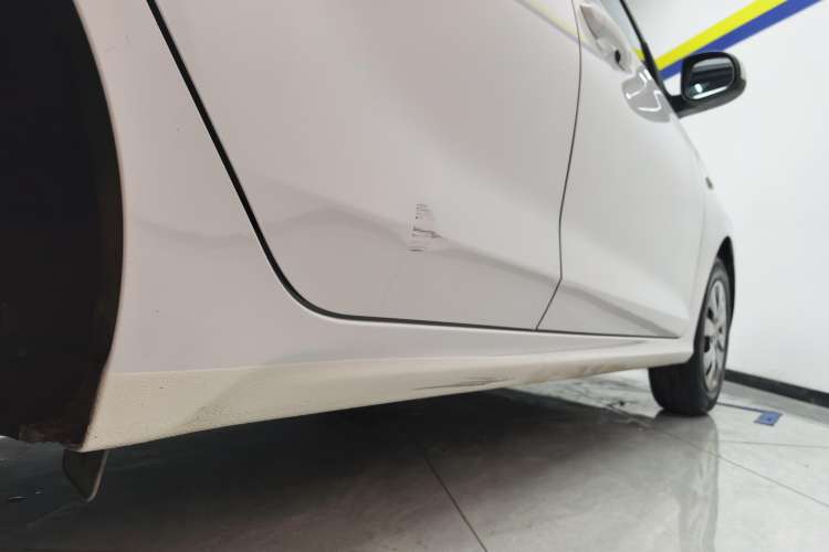 Used Hyundai Verna (older generation) 2020 1.4L Manual GL Refreshed Edition Right Side Sill