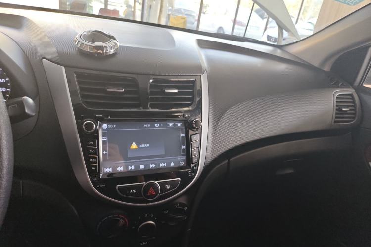 Used Hyundai Verna Ray 2014 1.4L Automatic GLX Center Console