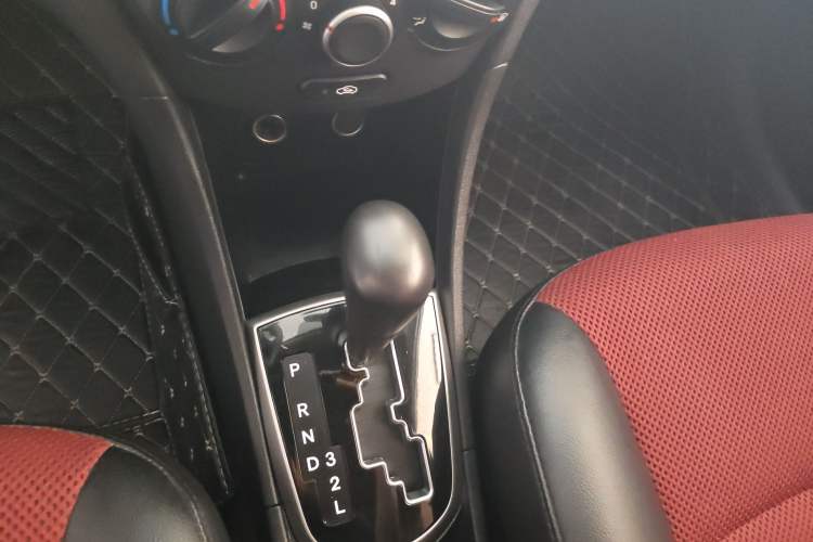 Used Hyundai Verna Ray 2014 1.4L Automatic GLX Gear Lever