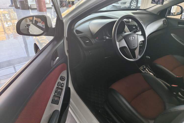 Used Hyundai Verna Ray 2014 1.4L Automatic GLX Interior 4