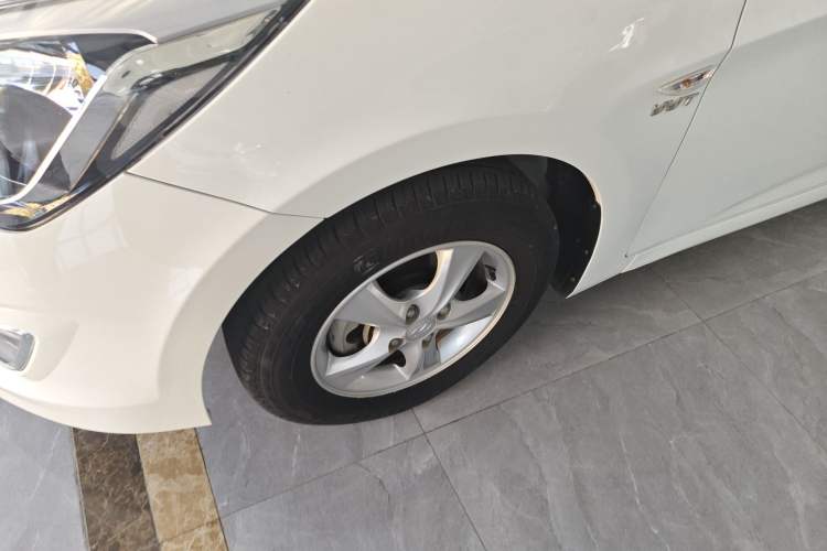 Used Hyundai Verna Ray 2014 1.4L Automatic GLX Left Front Wheel Hub