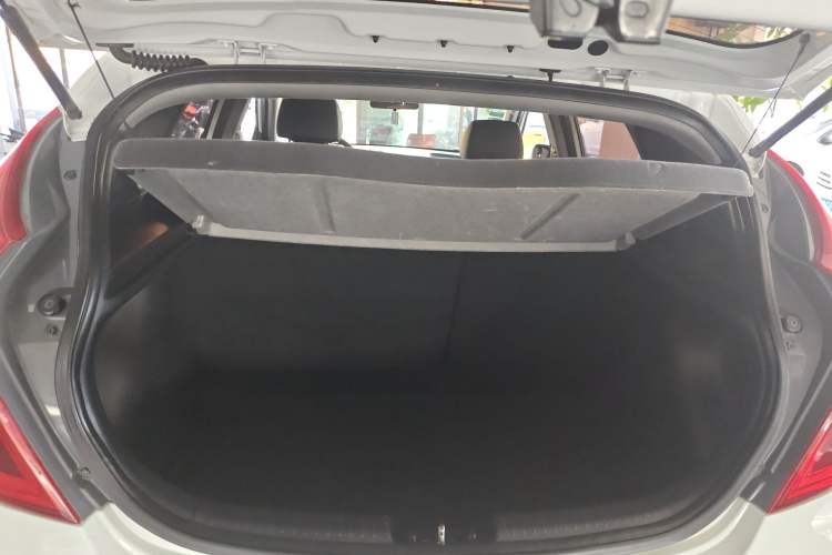 Used Hyundai Verna Ray 2014 1.4L Automatic GLX Trunk
