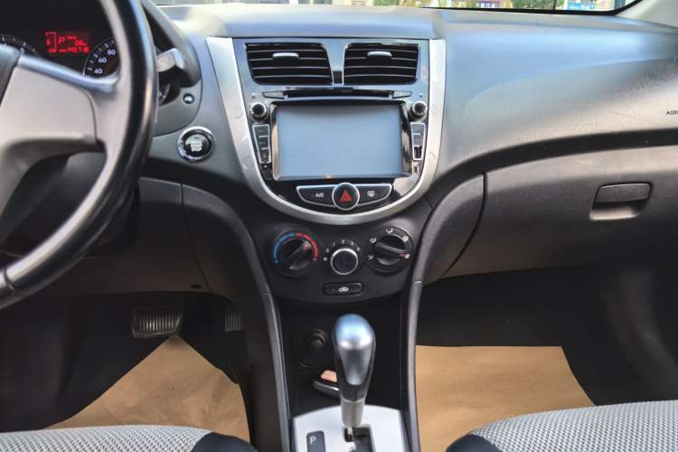 Used Hyundai Verna Ray 2014 1.4L Automatic TOP Audio And AC Panel