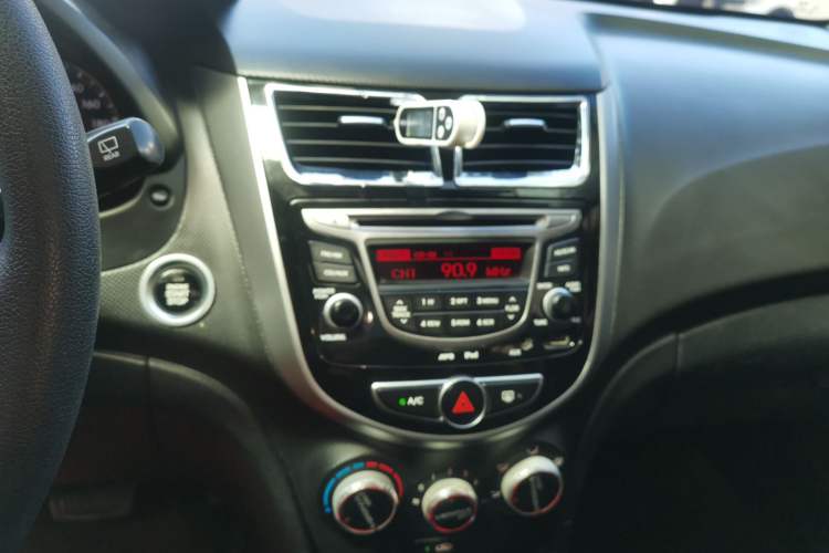 Used Hyundai Verna Ray 2014 1.6L Automatic TOP Audio And AC Panel