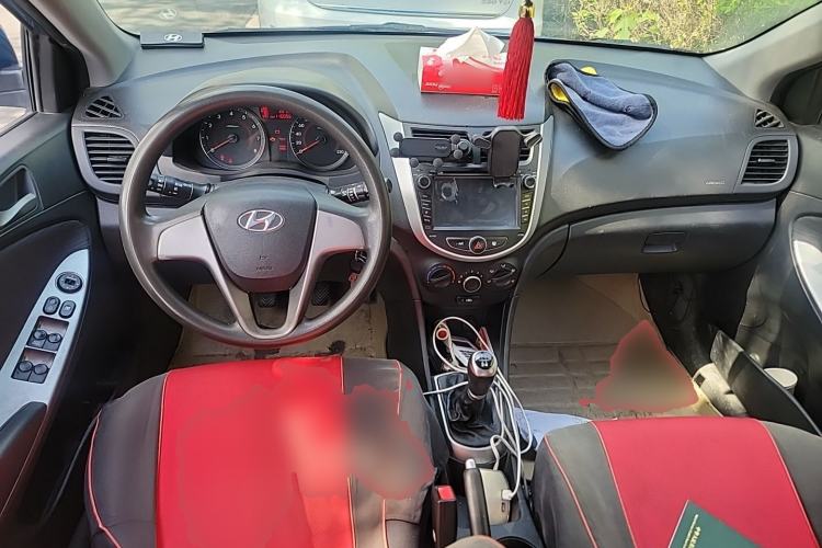 Used Hyundai Verna Ray 2014 1.4L Manual GLX Center Console