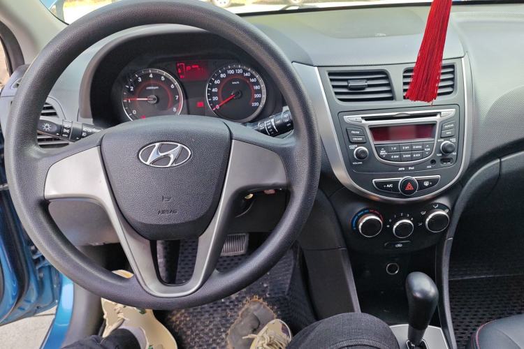 Used Hyundai Verna Ray 2014 1.4L Automatic GLX Center Console