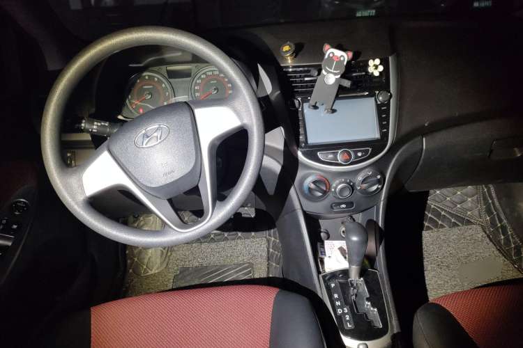 Used Hyundai Verna Ray 2014 1.4L Automatic GLX Center Console