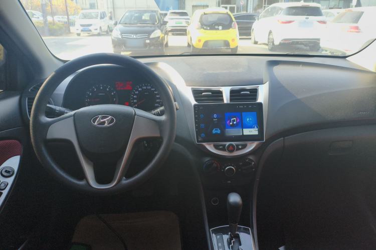 Used Hyundai Verna Ray 2014 1.4L Automatic GLX Center Console