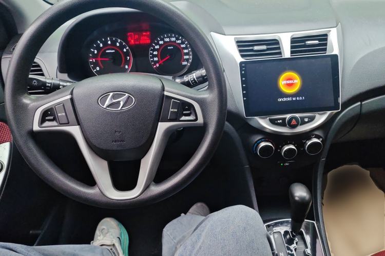 Used Hyundai Verna Ray 2014 1.4L Automatic GLX Center Console