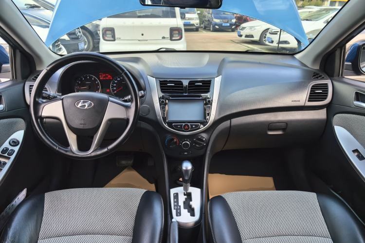 Used Hyundai Verna Ray 2014 1.4L Automatic TOP Center Console