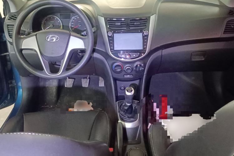 Used Hyundai Verna Ray 2014 1.4L Manual GLX Center Console