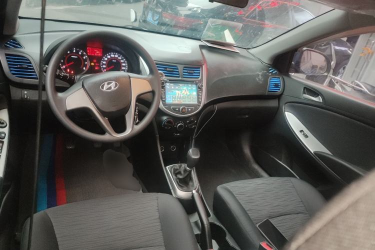 Used Hyundai Verna Ray 2014 1.4L Manual GLX Center Console