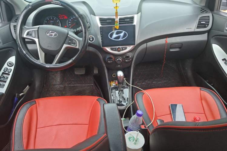 Used Hyundai Verna Ray 2014 1.6L Automatic TOP Center Console
